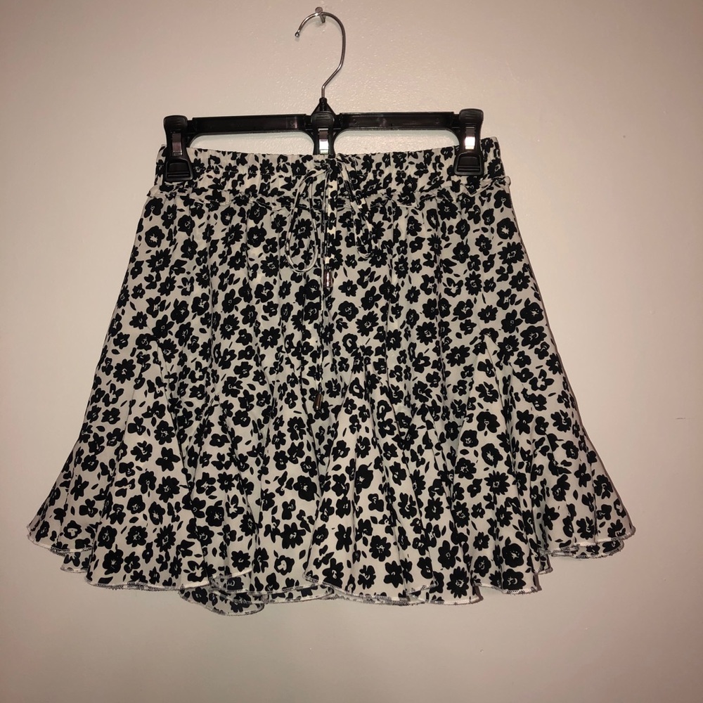 NanaMacs Black and White floral Skirt SMALL